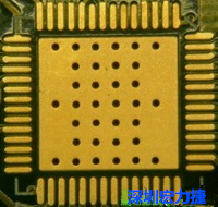 這是最不好的通孔設(shè)計，貫穿通孔直接擺放于QFN的接地散熱墊上，制造上無法確保其錫量，也就無法確保焊接良好。