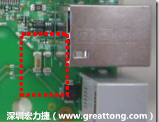 有人認(rèn)為電容旁邊已經(jīng)有螺絲將電路板固定于機(jī)殼上了，不應(yīng)該發(fā)生電路板彎曲的現(xiàn)象才對(duì)。