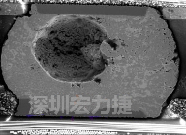 錫球氣泡大到足以影響到焊接的品質，下圖是錫球切片后的剖面，可以很明顯看到氣泡已經(jīng)有錫球的 1/3 大了