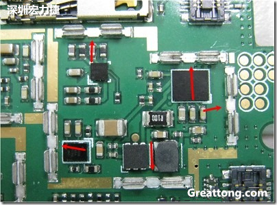 圖中顯示一塊電路板使用這種屏蔽夾(shielding clip)的實例。基本上我們在彎角的地方都設計擺放了一個屏蔽夾，這樣可以讓作業(yè)員比較方便安裝屏蔽罩(shielding can)時的對位準確。然后在其他沒有屏蔽夾的地方也設計了一些接地的布線，一來可以稍微提升屏蔽罩的電磁隔絕能力，另一方面也可以為屏蔽夾無效時，馬上可以更改為屏蔽框，而無需要重新設計電路板。