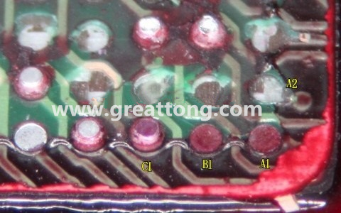 下圖是紅墨水測試后將PCB板子拿回來側(cè)一個角度拍攝的照片，就可以很清楚的看到錫球黏在PCB端，或不在PCB端。