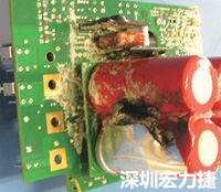 元件選擇不當導致大量電流或電壓流經電路，將會發(fā)生像這個燒融電容器的損壞情形。