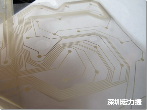 下面第二個圖則是另一片也有著按鍵線路的PTF，當(dāng)上、下兩面PTF的按鍵結(jié)點互相接觸后就可以計算出是哪個按鍵被按下了?？墒钱?dāng)按鍵沒有按下時，上下兩片PTF的線路則是分開的，所以上圖那片PTF的線路上面其實還另外覆蓋了另一層透明的PET作為絕緣層，只露出了需要在鍵盤按下時才會碰觸的接觸點，因為這些材質(zhì)使用的都是Polymer，所以才撐這樣的技術(shù)為Polydome(聚合簧片)。