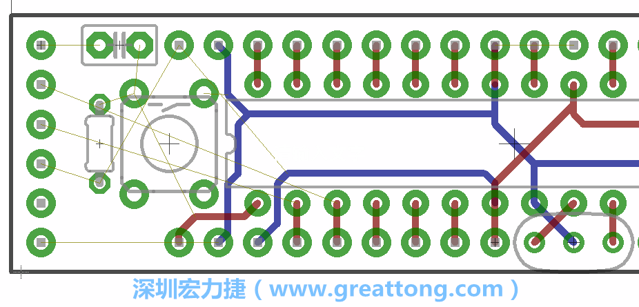 到目前為止，你應(yīng)該只剩下四個部分還未進(jìn)行布線，10K重置上拉電阻器、重置電容和1×6的序列排針。