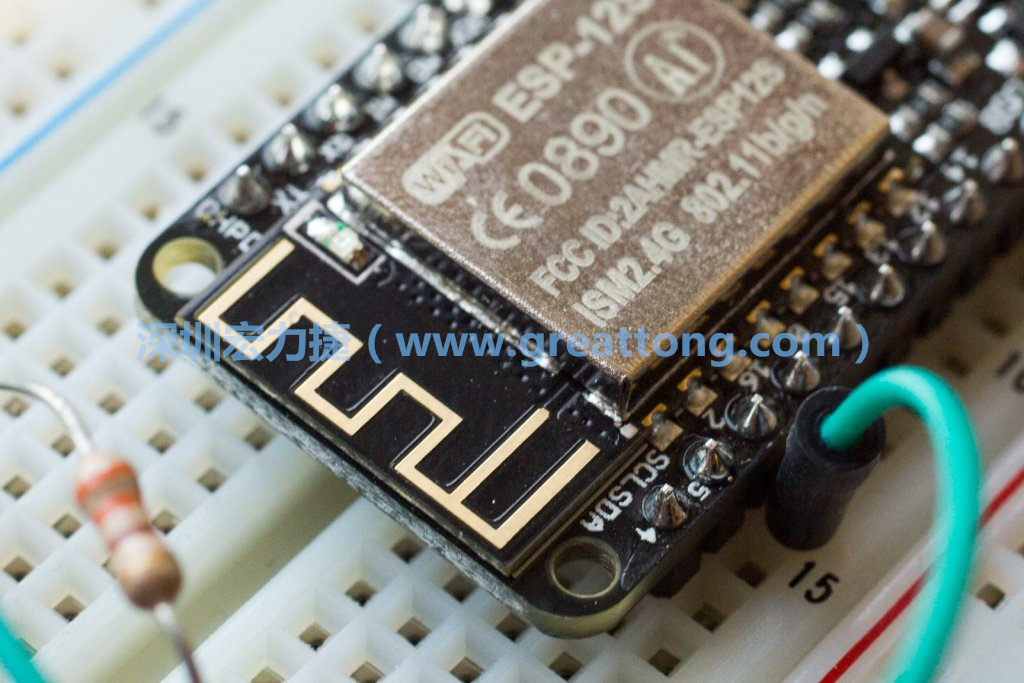 Adafruit Feather板上的無(wú)線電天線。