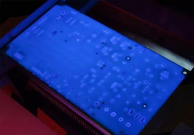 經(jīng)過涂覆工藝后的PCB，在紫光燈下的拍攝效果，原來coating也可以這么美！