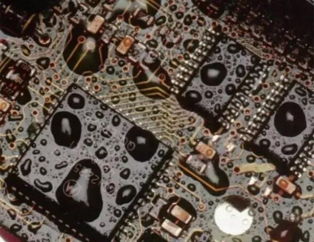 經(jīng)過涂覆工藝后的PCB，在表面形成透明的保護膜，能有效防止水珠和潮氣侵入，避免漏電和短路。